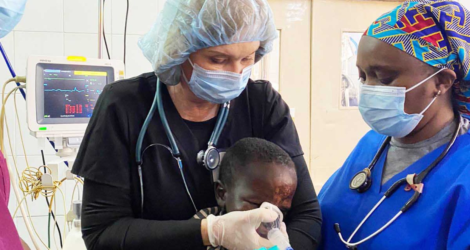 d635c816-103c-4926-8ec3-642b6d957d61 Jean E. Sprengel ’81 and Christine Gathiri, MD, collaborate on the anesthetic induction of Elias, a severely burned 3-year-old boy.