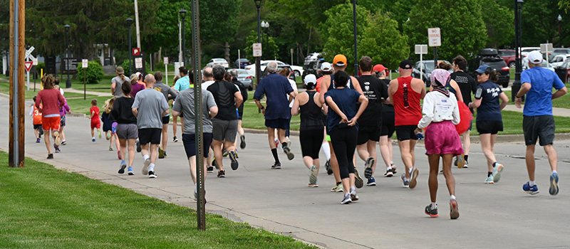Several Alumni and their families start the annual Reunion Run/Walk.
