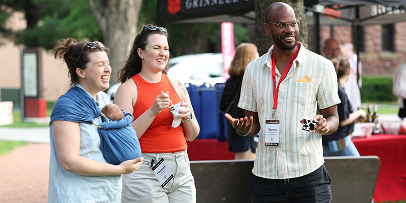 Heather Pedziwiatr and Vernon Jackson ’15 eat ice cream during Friday's Block Party.