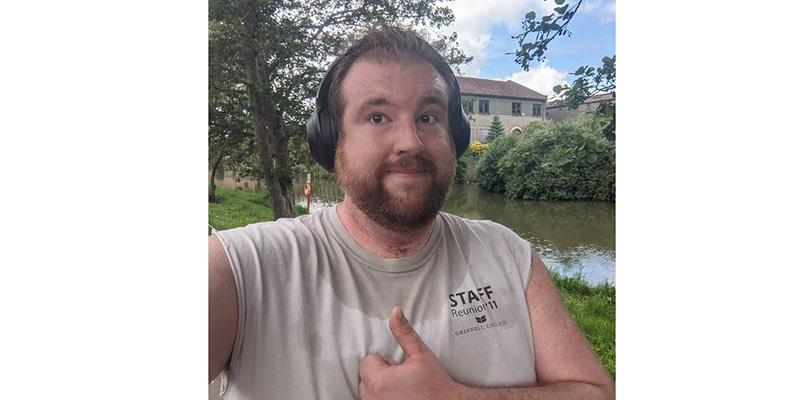 Matthew Zmukda ’11 gives a thumbs up after completing a 5k run.