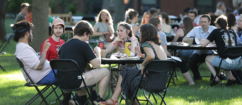 Alums enjoy a barbecue dinner and good company.