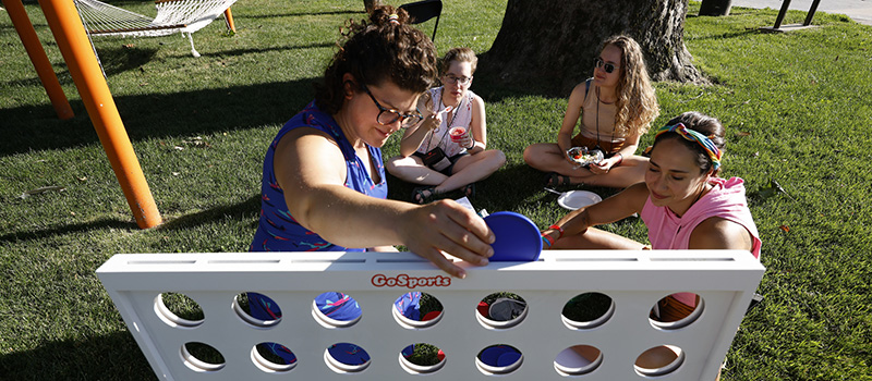 Two alumnae play giant Connect Four.