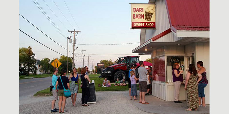 Alumni and locals of all ages stand outside Dari Barn waiting for their chance to grab a frozen treat.