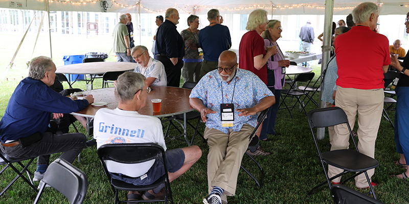 Jon Gray '73 catches up with a classmate