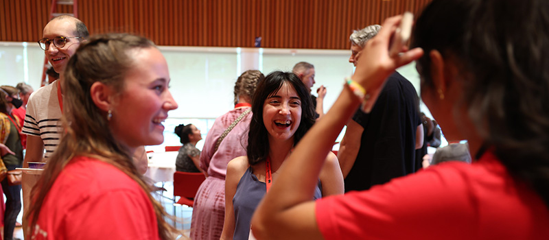 Dilan Ustek ’14 chats with Reunion student staff.