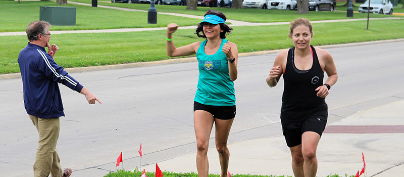 Samantha Thomas ’04 and Acrivi Coromelas ’04 cross the finish line at the Alumni Fun Run/Walk.